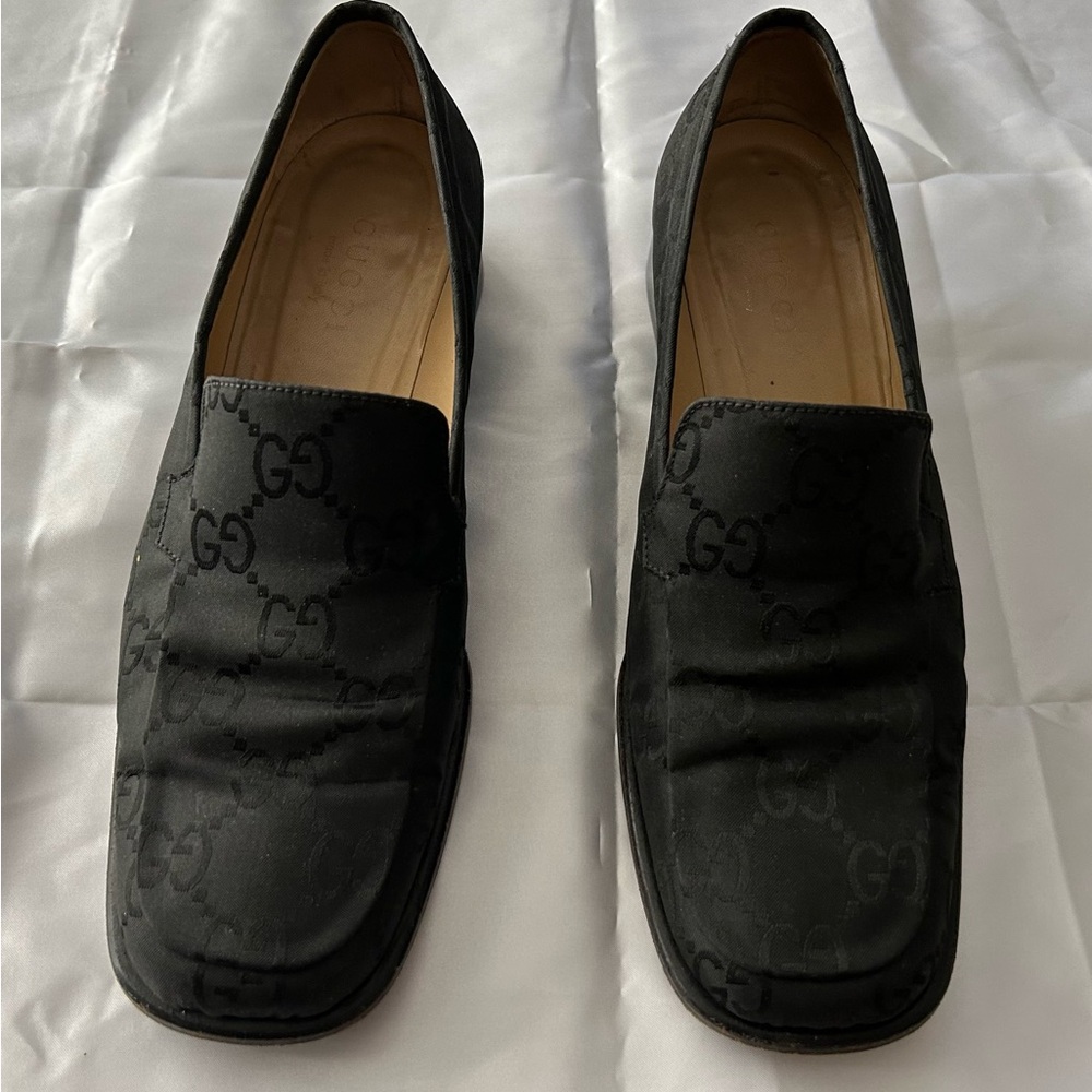 Men’s Black Gucci loafers / dress shoes. Gorgeous logo pattern size 9B